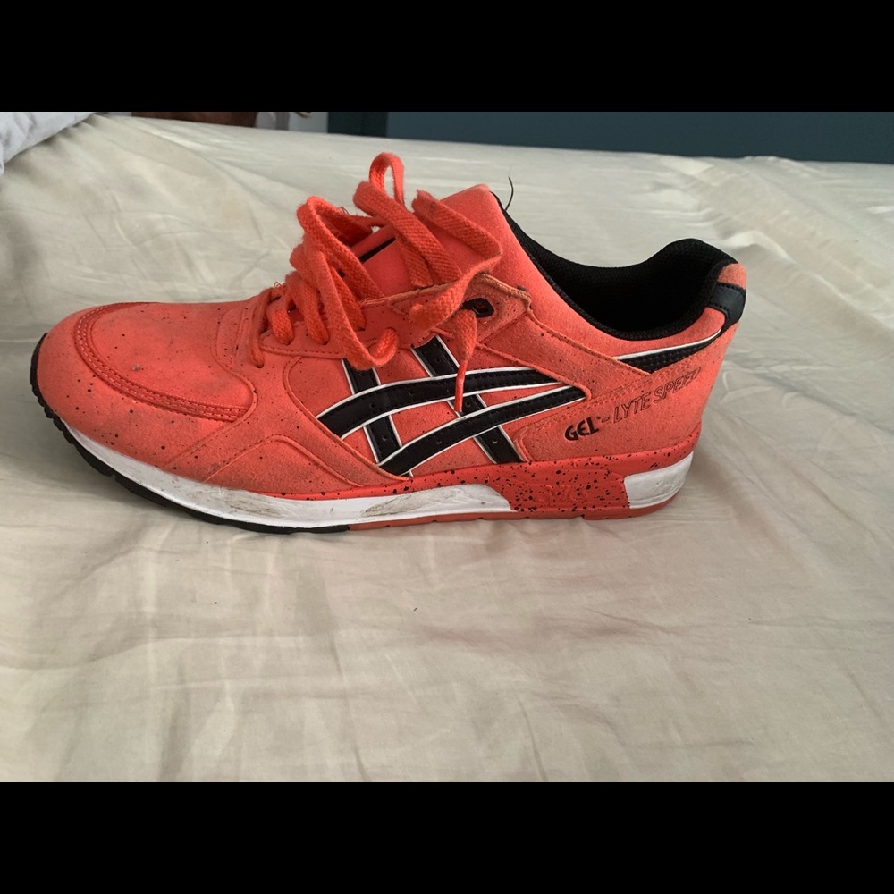 Sneaker - Picture 2 of 3